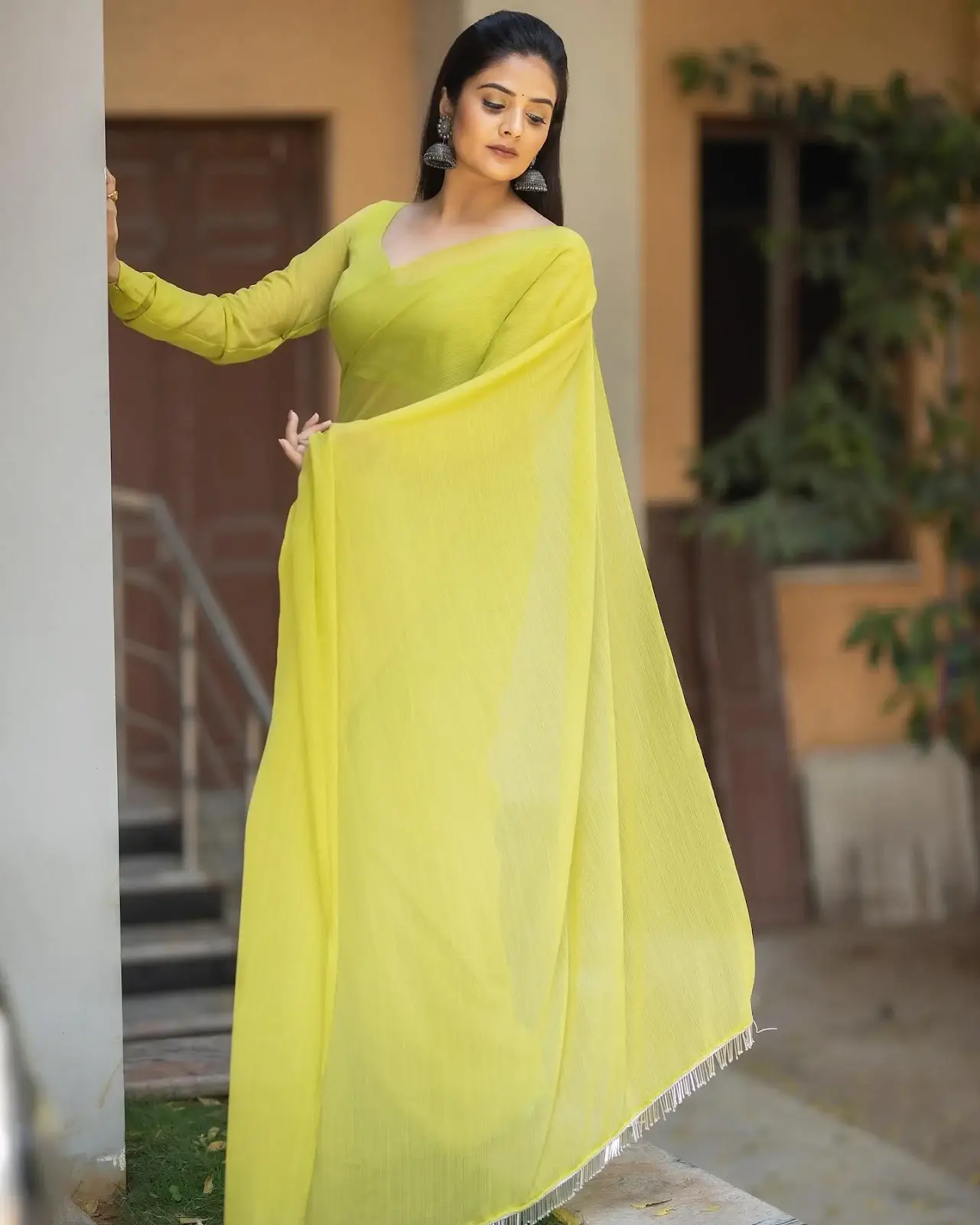 INDIAN TV ANCHOR SREEMUKHI STILLS IN TRADITIONAL GREEN SAREE 2